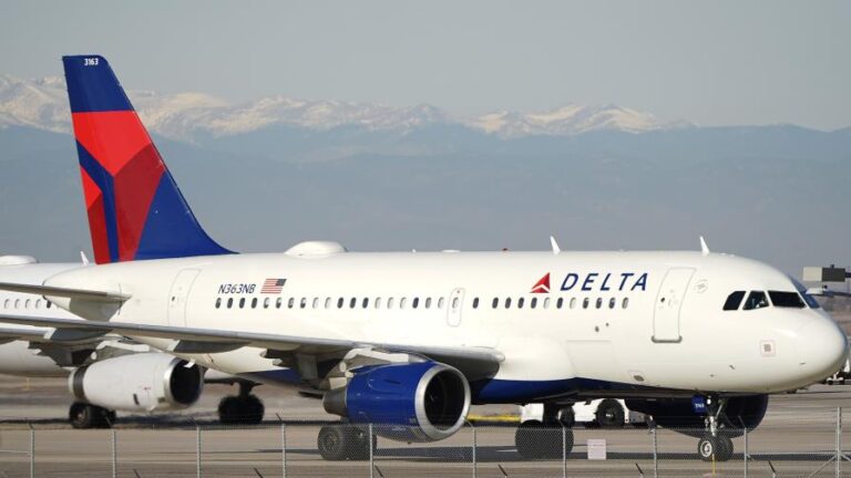 Delta Airlines aumenta costo del equipaje por alza del combustible