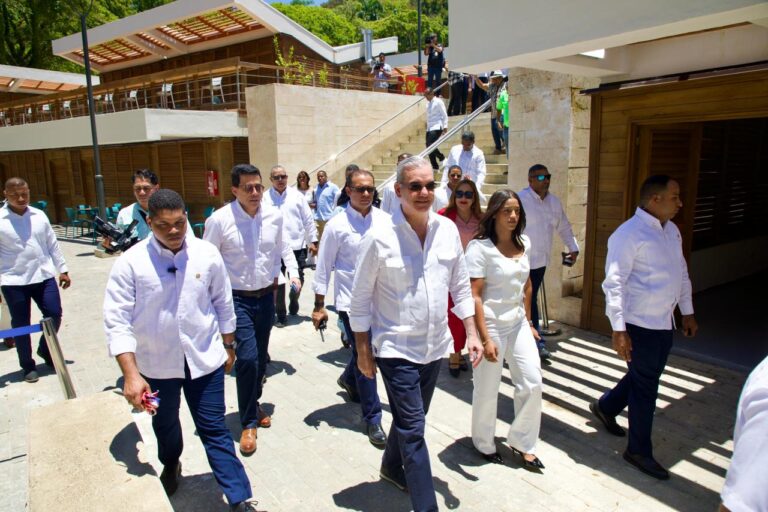 Presidente Abinader entrega obras de renovación de la playa Sosúa y su plaza de vendedores, impulsando su transformación como referente del turismo en la República Dominicana