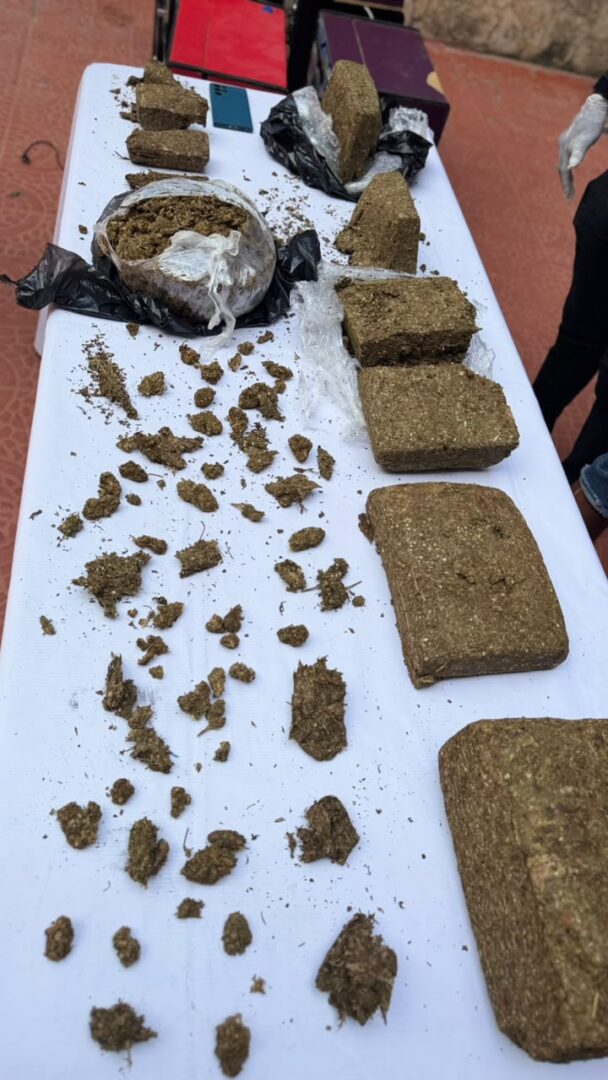 Policía Nacional ocupa siete paquetes de presunta marihuana, incauta 16 máquinas tragamonedas y arresta a un hombre durante operativo en Capotillo, DN. Policía Nacional ocupa siete paquetes de presunta marihuana, incauta 16 máquinas tragamonedas y arresta a un hombre durante operativo en Capotillo, DN.