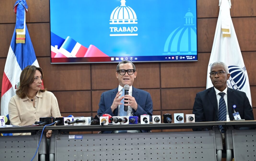 Ministro de Trabajo recibe propuesta para no discriminación de empleo por edad Ministro de Trabajo recibe propuesta para no discriminación de empleo por edad
