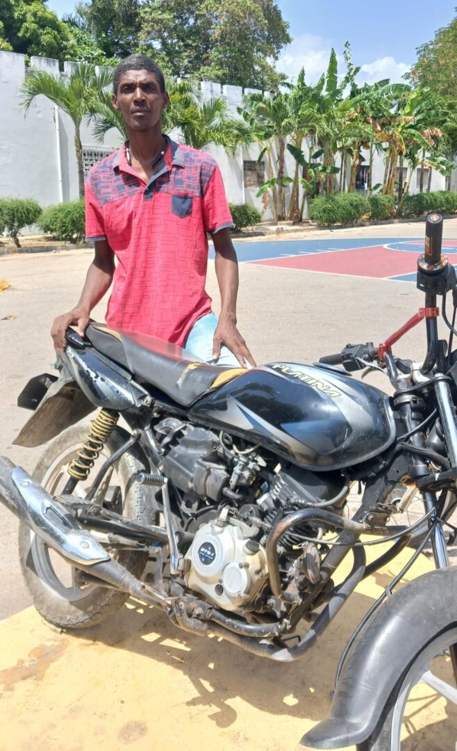Policía recupera motocicleta robada en Barahona; propietario destaca rápida intervención de los agentes Policía recupera motocicleta robada en Barahona; propietario destaca rápida intervención de los agentes