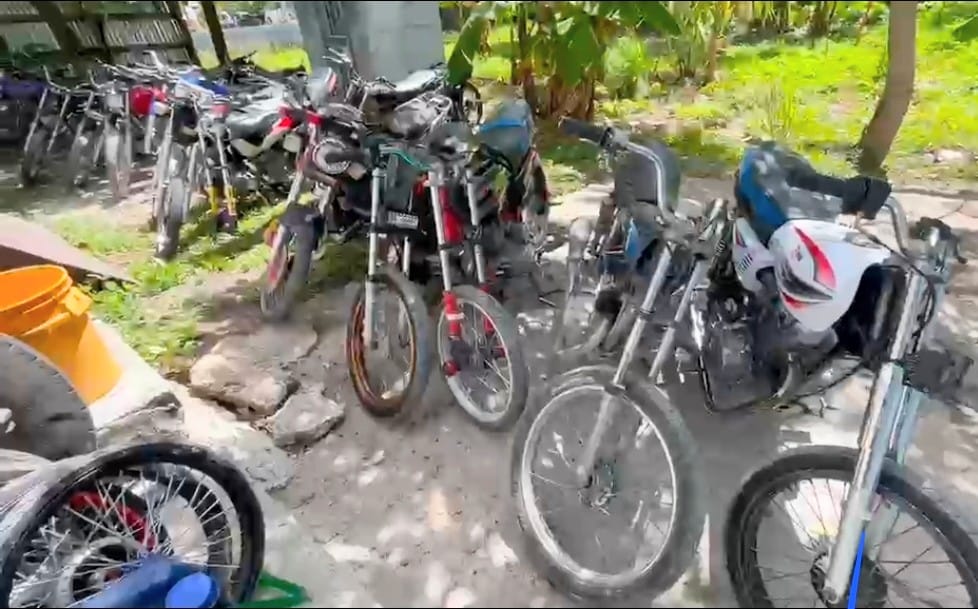 Policía Nacional retiene motocicletas utilizadas para carreras clandestinas y contaminación sónica durante operativo en Cabral, Barahona Policía Nacional retiene motocicletas utilizadas para carreras clandestinas y contaminación sónica durante operativo en Cabral, Barahona