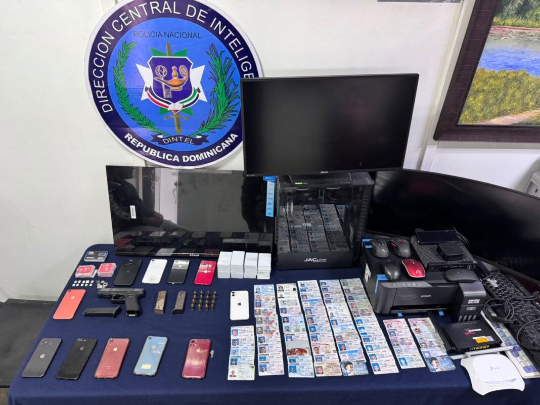 DINTEL, PN y MP ocupan arma de fuego, presuntas evidencias de falsificación y otros elementos; detienen a cinco personas para investigación durante allanamientos en Santiago DINTEL, PN y MP ocupan arma de fuego, presuntas evidencias de falsificación y otros elementos; detienen a cinco personas para investigación durante allanamientos en Santiago