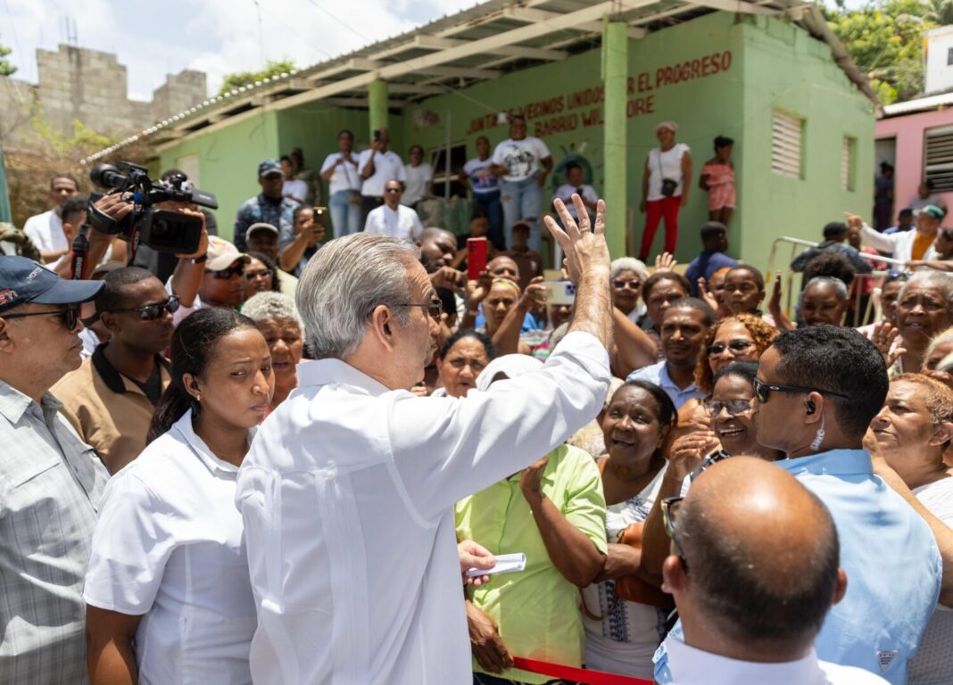 Presidente Abinader entregará títulos de propiedad e inaugurará un hospital y un Centro de Iniciación Deportiva (CIDE) este sábado en el Gran Santo Domingo Presidente Abinader entregará títulos de propiedad e inaugurará un hospital y un Centro de Iniciación Deportiva (CIDE) este sábado en el Gran Santo Domingo