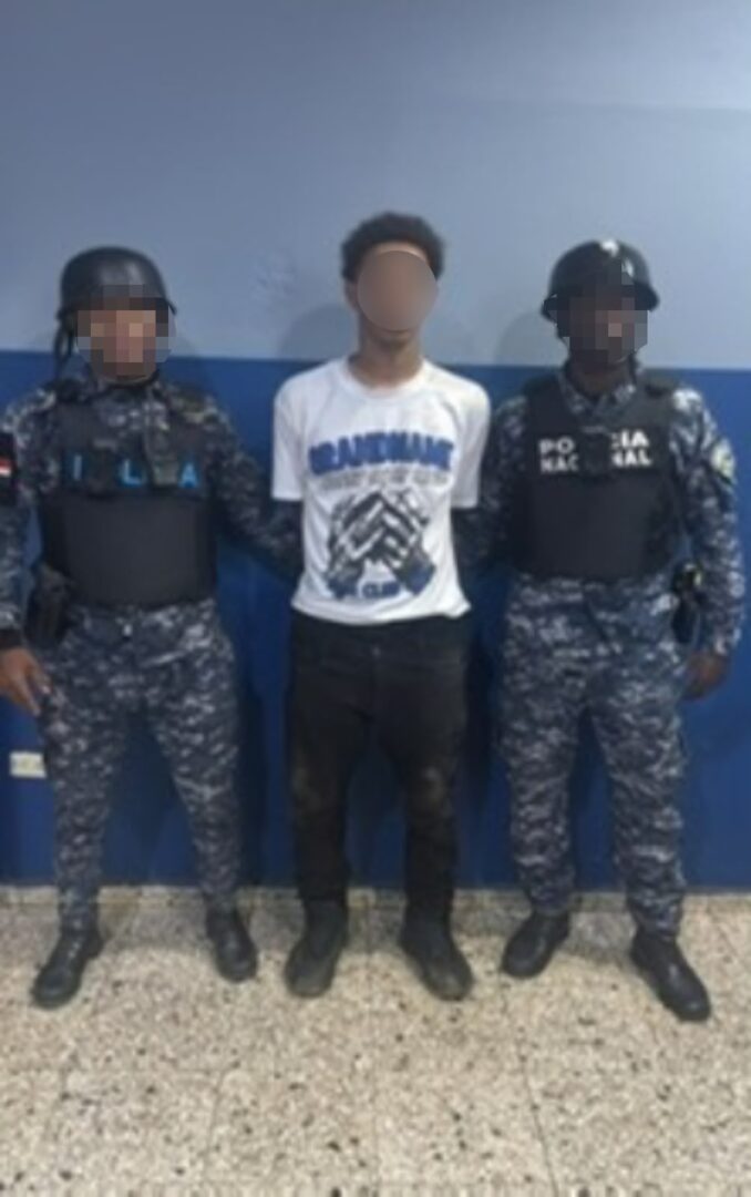 Policía Nacional apresa a dos personas por robo y presunta violación a la Ley de Drogas durante intervenciones en La Vega Policía Nacional apresa a dos personas por robo y presunta violación a la Ley de Drogas durante intervenciones en La Vega