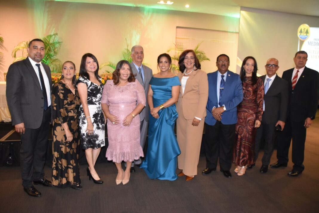 MEDICOOP reconoce la excelencia: premia a 18 médicos residentes y distingue a dos gerentes de enseñanza MEDICOOP reconoce la excelencia: premia a 18 médicos residentes y distingue a dos gerentes de enseñanza