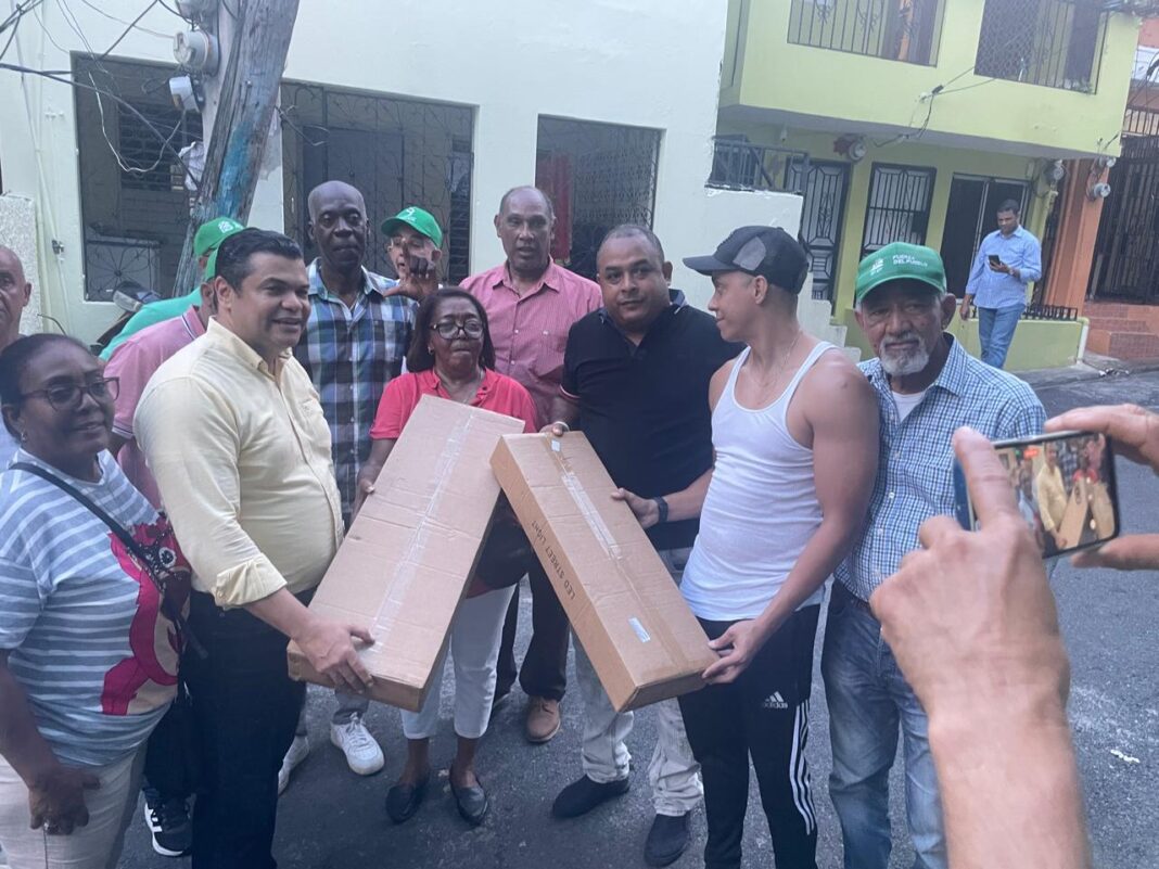 Diputado Tobías Crespo continúa su trabajo rumbo a la alcaldía del DN: dona lámparas para iluminar callejones Diputado Tobías Crespo continúa su trabajo rumbo a la alcaldía del DN: dona lámparas para iluminar callejones