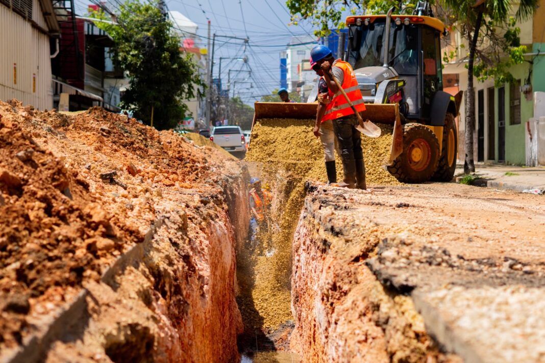 Fellito Suberví inspecciona obras en las “villas” y pide paciencia a comerciantes y residentes Fellito Suberví inspecciona obras en las “villas” y pide paciencia a comerciantes y residentes