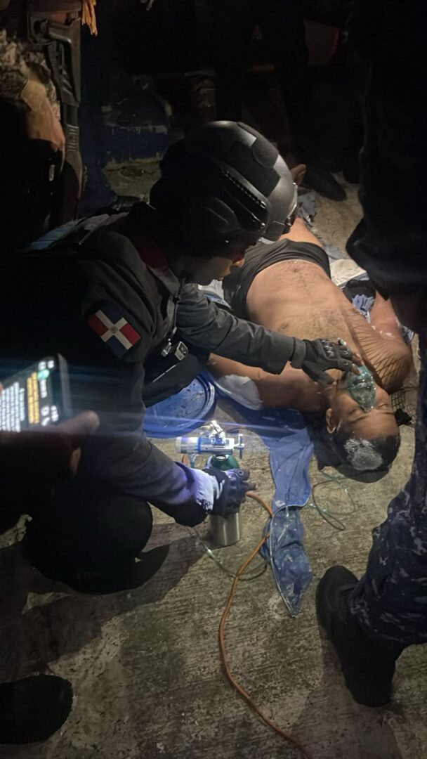 Policía y Bomberos rescatan con vida a dos hombres afectados por inhalación de sustancias químicas Policía y Bomberos rescatan con vida a dos hombres afectados por inhalación de sustancias químicas