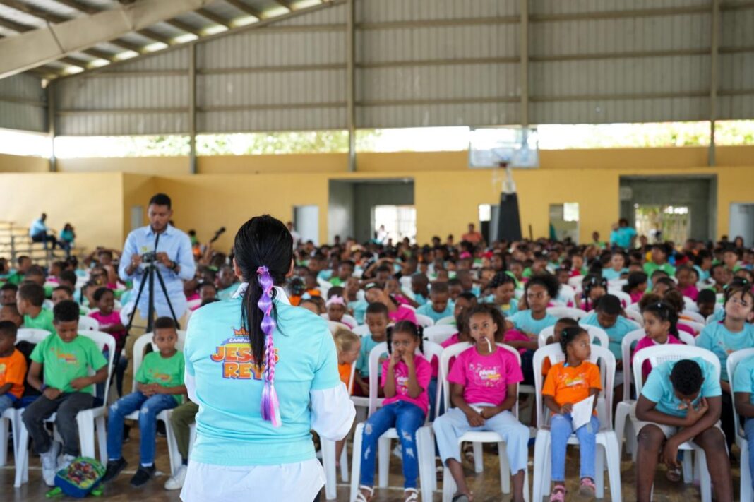 Pastora Xiomari Veloz realiza el campamento Jesús Rey con más 600 niños/niñas en jornada de fe, alegría y apoyo escolar en Las Matas de Farfán Pastora Xiomari Veloz realiza el campamento Jesús Rey con más 600 niños/niñas en jornada de fe, alegría y apoyo escolar en Las Matas de Farfán
