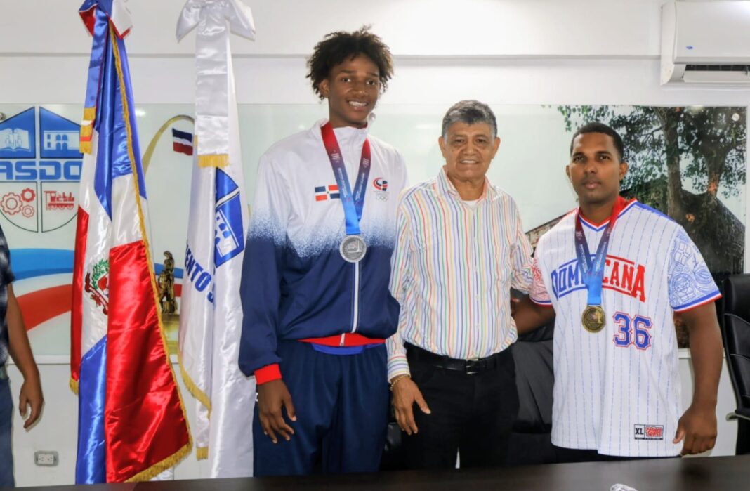 Alcalde Francisco Peña, recibe a medallistas de los recientes Juegos Centroamericanos y del Caribe Alcalde Francisco Peña, recibe a medallistas de los recientes Juegos Centroamericanos y del Caribe