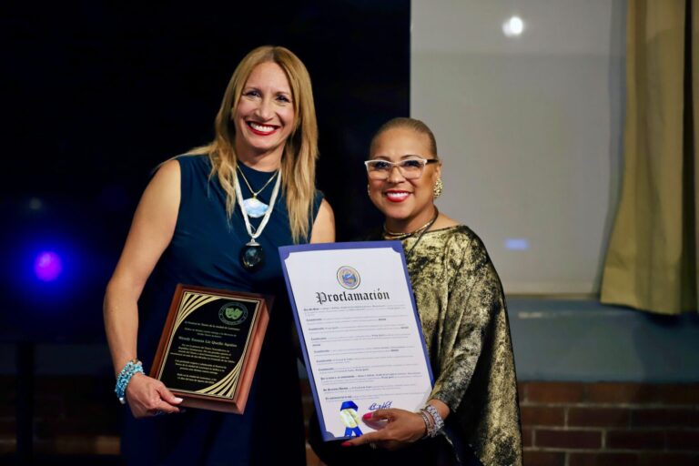 Wendy Queliz recibe cinco reconocimientos en Estados Unidos por su destacada labor en el teatro inclusivo
