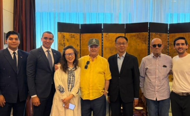 Hipólito Mejía sorprende en China al hablar mandarín con ciudadanos chinos Hipólito Mejía sorprende en China al hablar mandarín con ciudadanos chinos