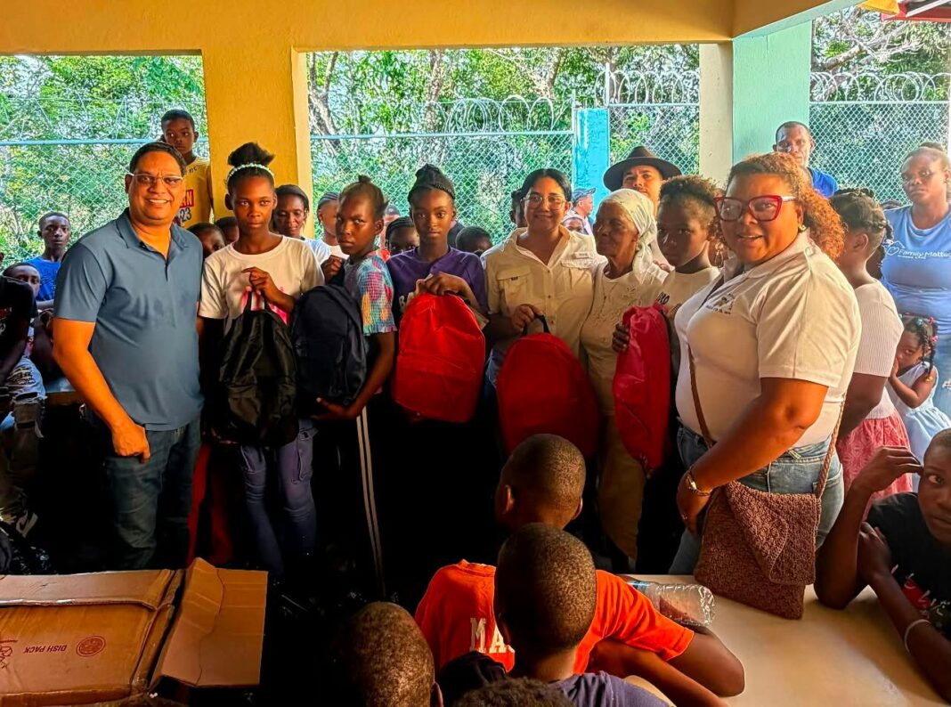 Dr. Israel Mañón entrega de útiles escolares a niños de la frontera Dr. Israel Mañón entrega de útiles escolares a niños de la frontera