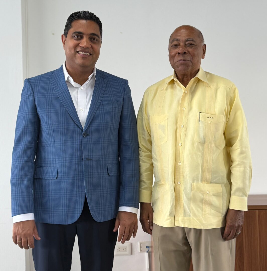 Ministro Kelvin Cruz entrega al voluntariado la administración del Palacio del Voleibol Ricardo Gioriber Arias Ministro Kelvin Cruz entrega al voluntariado la administración del Palacio del Voleibol Ricardo Gioriber Arias