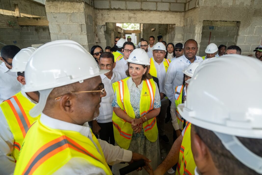 Vicepresidenta Raquel Peña supervisa construcción del Hospital Traumatológico Luis L. Bogaert en Mao Vicepresidenta Raquel Peña supervisa construcción del Hospital Traumatológico Luis L. Bogaert en Mao