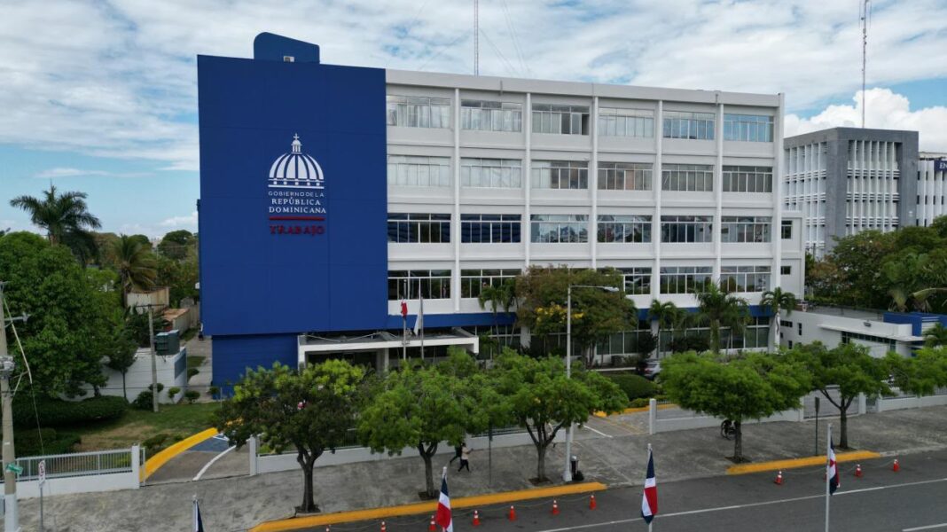 Presidente Abinader advierte a responsables de ataque contra Julián Oro Duro y su esposa: “Que se entreguen; si no, les va a ir peor” Presidente Abinader advierte a responsables de ataque contra Julián Oro Duro y su esposa: “Que se entreguen; si no, les va a ir peor”