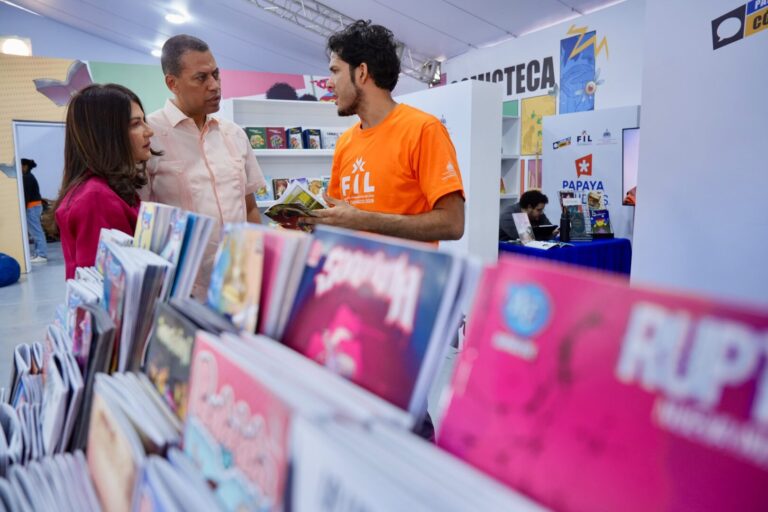 Presidente del Indotel recorre varios estands e invita a la ciudadanía a visitar la Feria del Libro 2026