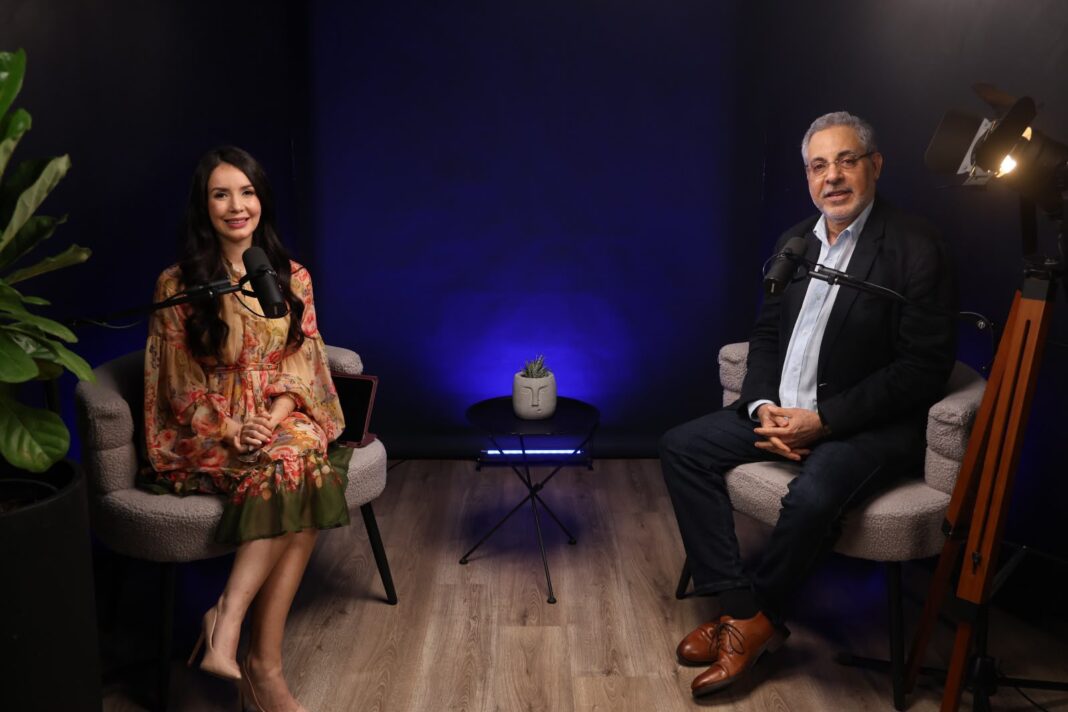 Pablo McKinney aborda la “comunicación coprológica” o ‘’empresa de chantaje’’ en De Cerca con Karina Alarcón Pablo McKinney aborda la “comunicación coprológica” o ‘’empresa de chantaje’’ en De Cerca con Karina Alarcón