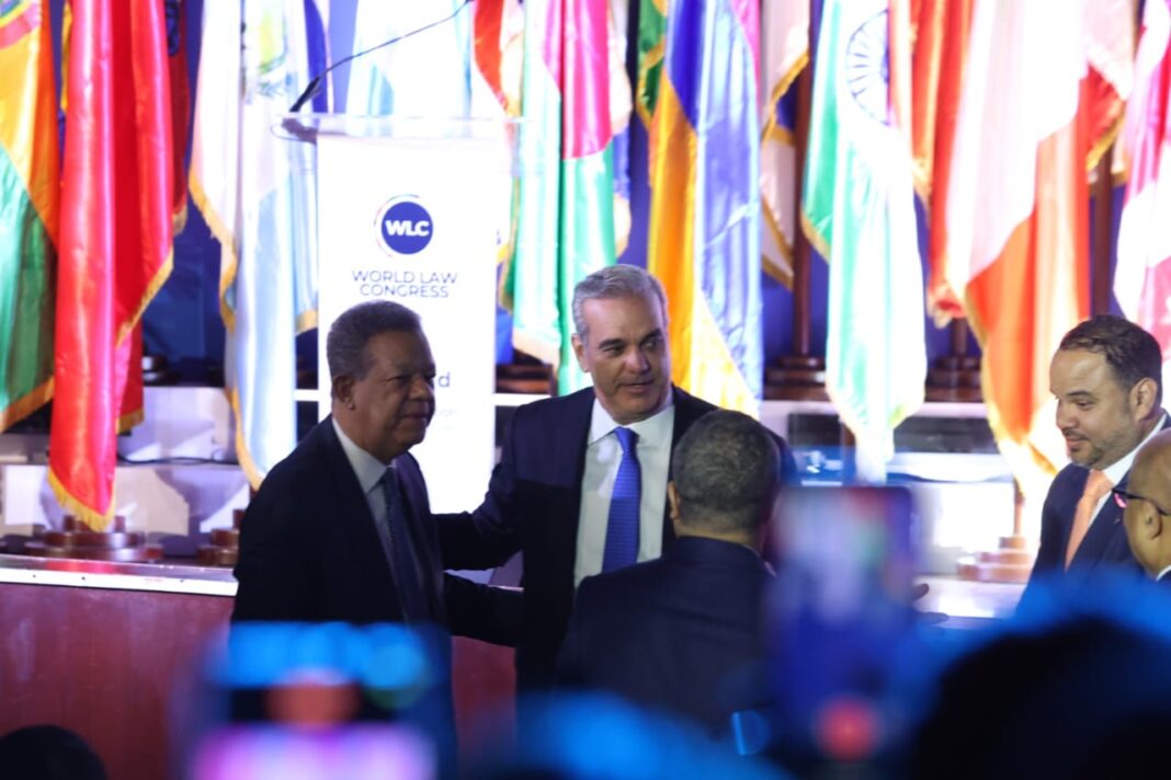 Abinader y Leonel Fernández protagonizan simbólico abrazo durante clausura del World Law Congress Abinader y Leonel Fernández protagonizan simbólico abrazo durante clausura del World Law Congress