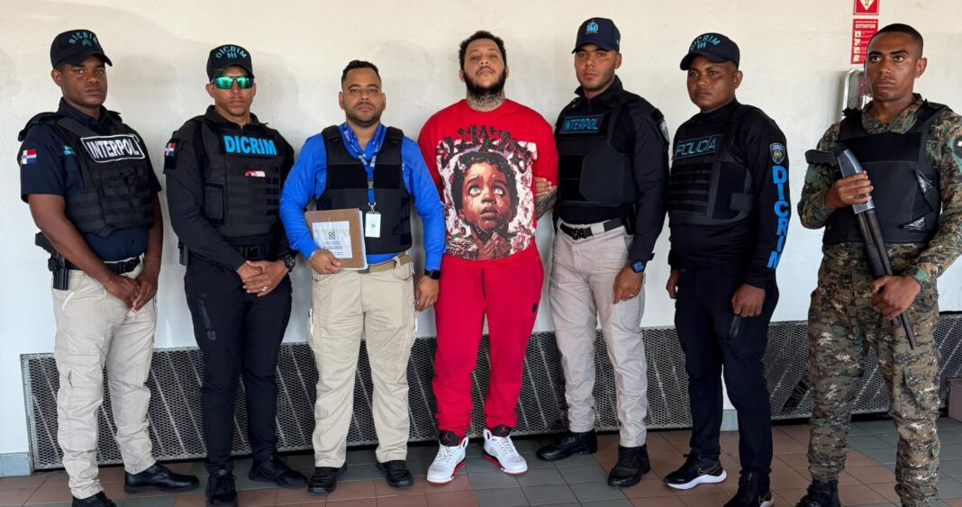 Policía Nacional recibe deportado desde Jamaica señalado como principal sospechoso de muerte de recolector de basura en Santiago Policía Nacional recibe deportado desde Jamaica señalado como principal sospechoso de muerte de recolector de basura en Santiago