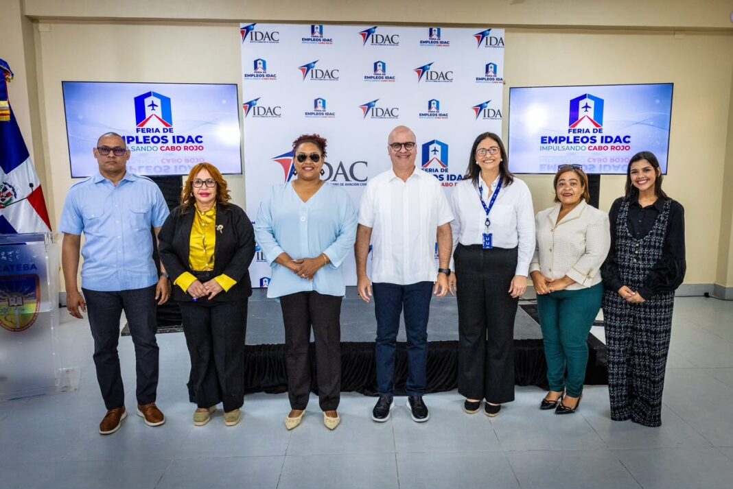Cientos de jóvenes buscan empleo en feria del IDAC para el Aeropuerto de Cabo Rojo Cientos de jóvenes buscan empleo en feria del IDAC para el Aeropuerto de Cabo Rojo