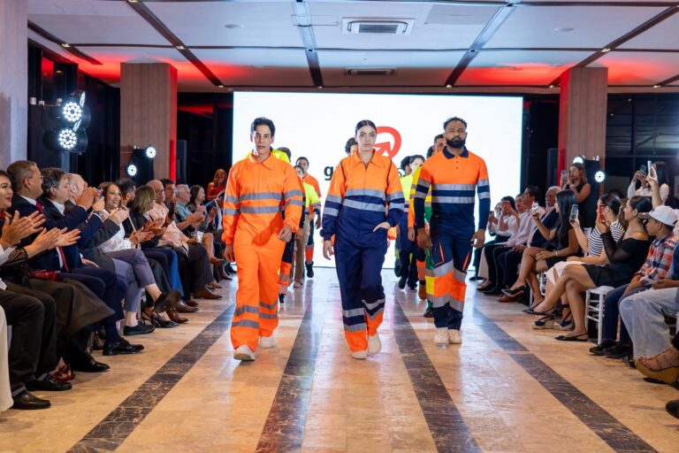 Grabo Estilo presenta las últimas tendencias en uniformes profesionales de Velilla durante desfile en Santo Domingo